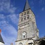 L'entrée de l'église abbatiale se situe place des Pêcheurs. L'ample tour Sainte-Croix a été édifiée au XIIème siècle. De plan carré à deux étages de fenêtres, elle est surmontée d'une flèche couverte d'ardoises remplaçant l'original en pierres.